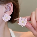 Vista detallada de aretes de margarita rosa con centro dorado para mostrar el tamaño - 8# Pendientes de botón de margarita rosa (Pin de plata)