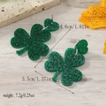 Nahaufnahme grüner Glitzer-Kleeblatt-Ohrringe zum St. Patrick's Day, Größe 4,6 cm x 3,5 cm - Grüner Pailletten Vierblättriges Kleeblatt Stil (WEH2796) / Grün