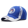 Klassische blau-weiße Baseballkappe mit Hamburg-Stickerei im 45-Grad-Winkel betrachtet - Hamburg Stil - Navy/Weiß(01)