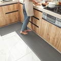 Set di due tappeti da cucina grigi anti-fatica in pelle PU antiscivolo - 51×99cm / Grigio