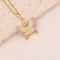 Detalle macro del colgante de mariposa dorada con esmalte rosa y circonitas finas - Púrpura