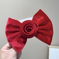 Détail du grand nœud à cheveux en velours rouge avec rose 3D et texture douce - Serre-tête en Velours Bordeaux 4cm avec 5 Accessoires Rouges