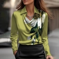 Detail der grünen Satinbluse mit weißem Blumendruck und elegantem Wasserfall-Ausschnitt - Grüner Druck