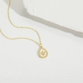 Collana dorata minimalista con ciondolo a goccia e motivo corona su fondo pietra - Corona a Goccia (Corona)