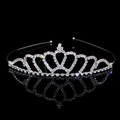 Elegantes silbernes Diadem mit funkelnden Strasssteinen auf schwarzem Reflexionsgrund - Stil FG012