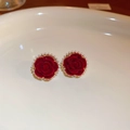 Dettaglio degli orecchini a rosa in velluto rosso con bordo di perle su vassoio di ceramica - Perno per orecchini in argento sterling 925 / Floccaggio / Lega / Perla Sintetica / Rosa Floccata Rossa con Perla (12#)