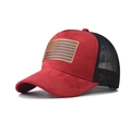 Dettaglio del cappellino in camoscio rosso con patch bandiera USA e retro in rete - Rosso