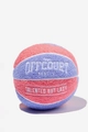 Detalle de cojín de baloncesto de felpa rosa y morado con bordado de texto blanco - Rosa Púrpura