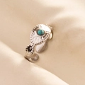 Detail eines silbernen Tropfenrings mit grünem Türkis und gravierten Mustern - Silber Hellblau Edelstein Stil (J514-S-LB)