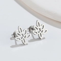 Détail macro de boucles d'oreilles feuilles en acier inoxydable argenté coupe précise - Feuille Creuse / Acier