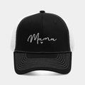 Detailansicht der Mama-Stickerei auf einer schwarz-weißen Mesh-Trucker-Kappe - Verstellbar / Schwarz+Weiß