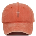 Detailaufnahme der weißen Kreuzstickerei auf der gewaschenen orangefarbenen Baseballkappe - Orange