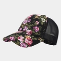 Détail de la casquette trucker à fleurs avec imprimé rose et filet noir respirant - Réglable / Noir