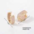 Detail van 18K goud vergulde rechthoekige oorringen met zirkonia steentjes, hoogte 1,6 cm - 1.3cm x 1.6cm / Goud