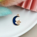 Colgante de esmalte con diseño de luna y estrella en azul oscuro y oro - Luna con Estrella