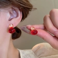 Detail von roten und orangen durchscheinenden Doppelkugel-Ohrringen mit Silbernadeln - 58# 925 Sterling Silber Ohrstecker - Rote verlaufende Doppelkugeln