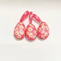 Set di tre uova di Pasqua rosa con motivi a margherita e nastri per appendere - Rosa Floreale (Confezione da 3)