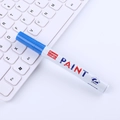Rotulador de pintura azul al óleo con punta de fibra de 2,8 mm sobre teclado - Azul