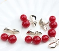 Détails des pendentifs cerise rouge avec feuilles dorées sur une assiette en céramique - 2# Cerise