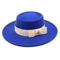 Dettaglio cappello in feltro blu reale con nastro crema e spilla a forma di ape dorata - Blu