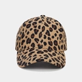 Detailaufnahme der Leoparden-Cord-Baseballkappe mit hochwertiger Stofftextur - Verstellbar / Khaki