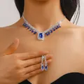 Close-up van koningsblauwe kristallen halsketting en oorbellen set op model - Koningsblauw (BL021) / Koningsblauw