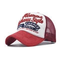 Dettaglio del ricamo 3D su un cappello trucker in mesh rosso e bianco con visiera - Borgogna