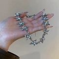 Detailaufnahme der silbernen Halskette mit funkelnden Stern-Strasssteinen an einer feinen Kette - Halskette (Silber)