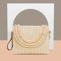 Stro envelop clutch tas in beige met gelaagde franjes en bruine polsbandhouder - Beige