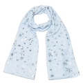 Détail d'une écharpe d'hiver bleu clair avec flocons de neige argentés et petits pois - Bleu Ciel