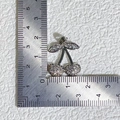 Silberner Kirsch-Anhänger mit Zirkon und Perle, Größenmessung auf einem Stahllineal - Vollständiger Strass-Stil / Silber Voll Zirkonia