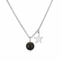Detail einer silbernen Halskette mit schwarzem Kugelanhänger und silbernem Sternanhänger - 10mm / Stahl Polierter Stein