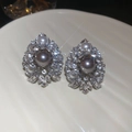 Primer plano de pendientes de perlas vintage con diamantes de imitación en plato blanco - Plata (Pasador de pendientes de plata de ley 925)