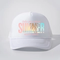 Gros plan sur la casquette trucker blanche avec texte d'été et arrière en maille - Taille unique / Blanc
