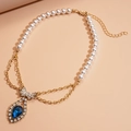 Dettaglio collana vintage con perle, gemma a goccia blu e fiocco in strass luminosi - Collana di Perle Giuntate (Collana-Oro Blu)