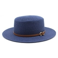 Détail du chapeau canotier bleu marine avec tissage fin, bande cuir et boucle dorée - M (56-58cm) / Bleu marine