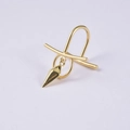 Goldener U-förmiger Fake-Lippenring mit minimalistischem Kegelanhänger und poliertem Metall - Kreuz- und Ringanhänger / Gold