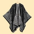 Dettaglio dello scialle in maglia con motivi paisley neri e grigi appeso con cura - Paisley Floreale Nero Grigio