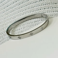 Bracciale rigido in acciaio argento con zirconi CNC e stelle a otto punte incise - Bracciale Ottagramma / Argento
