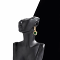 Boucles d'oreilles cœur en or élégantes avec zircons verts sur un présentoir minimaliste - ER-405 / Vert