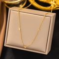 Elegante goldene Herzkette mit drei Anhängern auf einer hochwertigen Schmuckschatulle - Dreifache Herz Halskette (Gold)