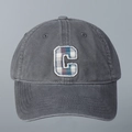 Détail de la broderie lettre C avec motif à carreaux bleus sur casquette en coton gris - Gris