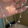 Detailaufnahme einer silbernen Halskette mit Wassertropfenanhängern und runden Zirkonia - Rupertstropfen Halskette / 40+5cm / Silber