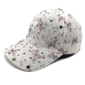 Détail de la casquette en dentelle blanche avec papillons roses, strass et clous étoiles - M (56-58cm) / Rose