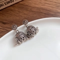 Gros plan détaillé de boucles d'oreilles Jhumka vintage avec gravures creuses et glands - Argent (Tige en argent)