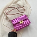 Bolso acolchado fucsia metalizado con cadena dorada y detalles de costura en V - rosa intenso