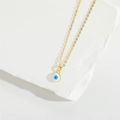 Minimalistische goldene Kette mit blau-weißem Evil Eye Anhänger auf weißem Stein - Weiß (XL3282-1)