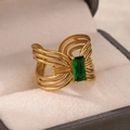 Dettaglio dell'anello dorato con pietra verde taglio smeraldo in astuccio regalo - Zirconia Rettangolare Verde Avvolta (JZ7171)