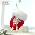 Adorno navideño de guante de punto rojo con botón de madera y copo de nieve tallado - Mitón De Felpa Roja