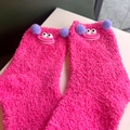 Zachte roze koraalvlies sokken met schattig monstergezicht en paarse pompons voor dames - Rozerood